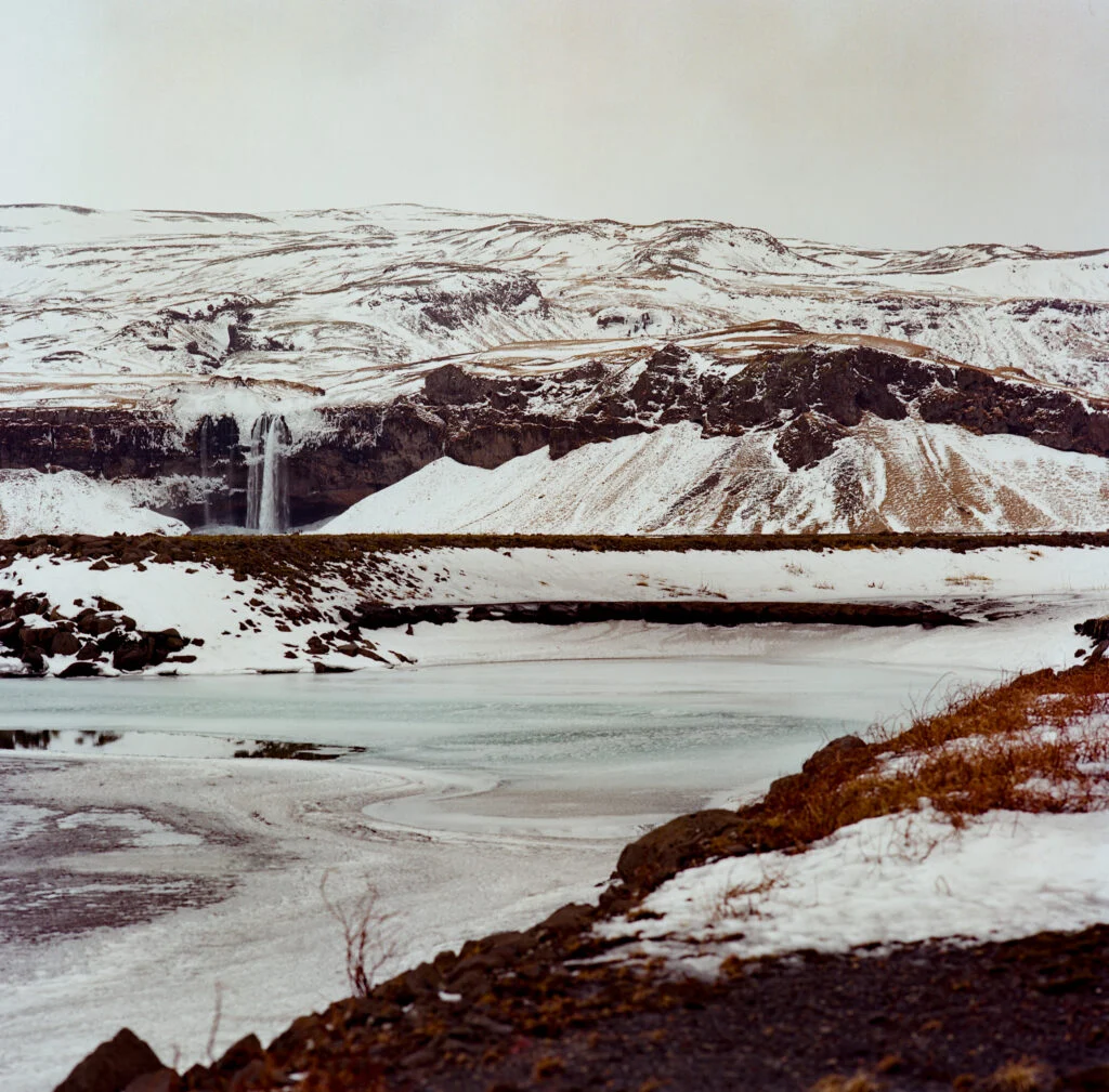 Chasing the Subarctic Light A Photographic Expedition Through Iceland’s Winter Landscapes and the Resurgence of Medium Format Film