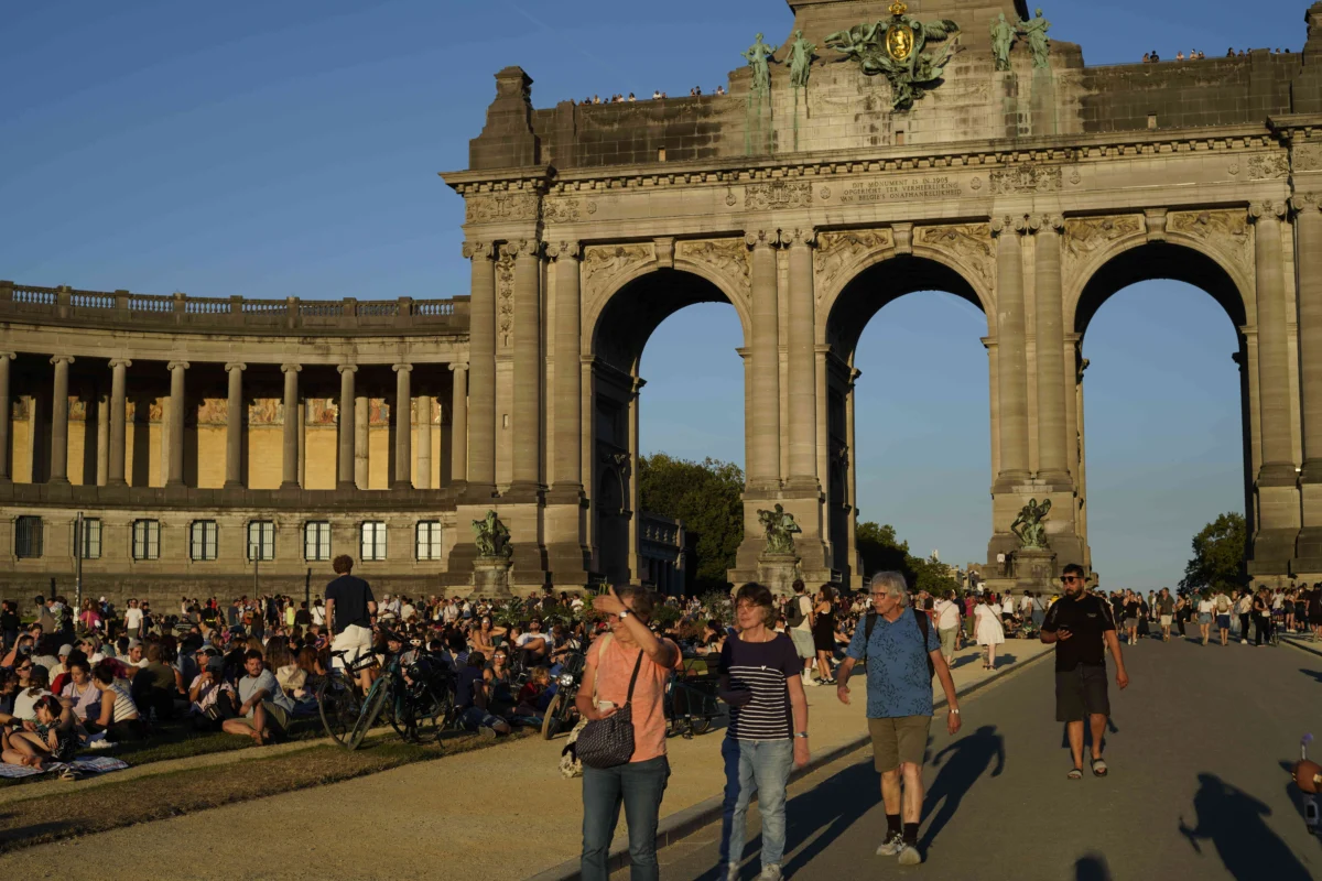 Capturing the 2026 Solar Eclipse from Brussels Parc du Cinquantenaire with a 50mm Perspective