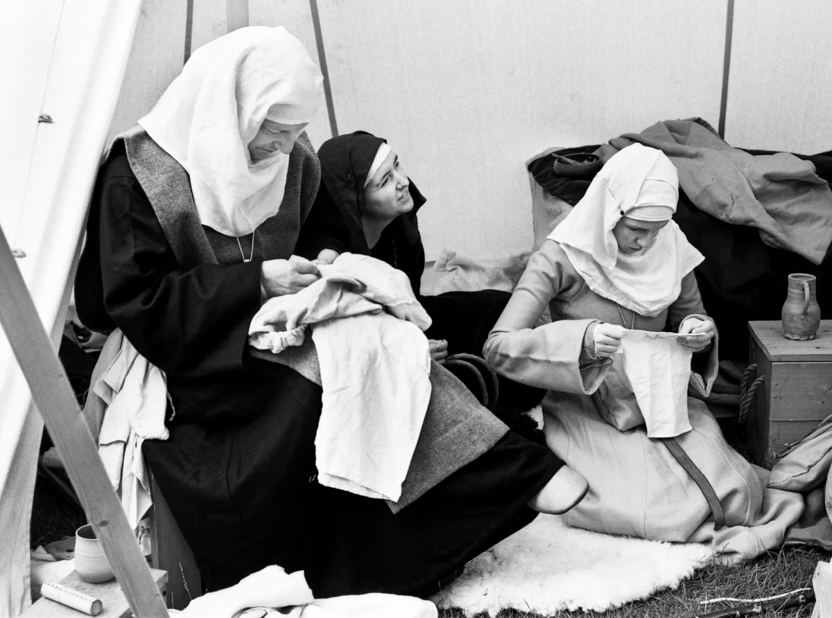 Capturing the Past on Silver Halide The Intersection of Medieval Reenactment and Analog Photography