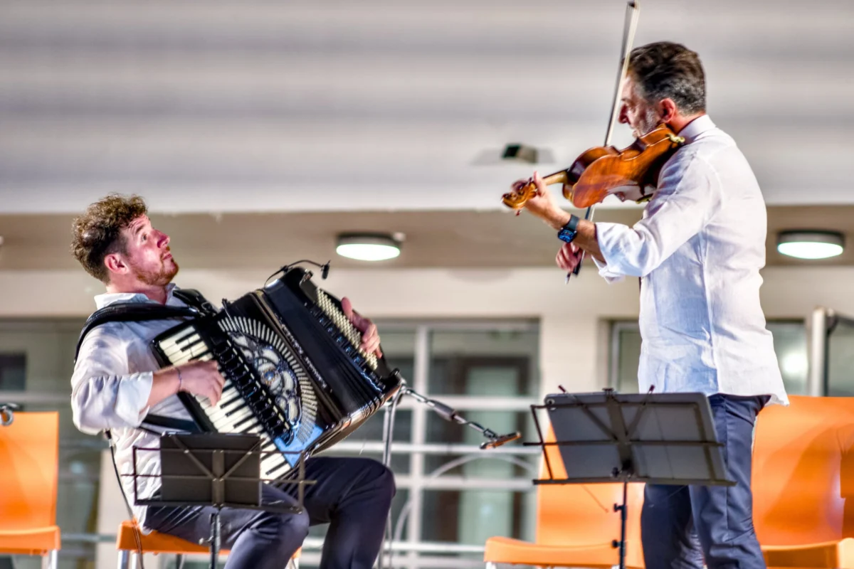 The Paradox of Documentation and Experience in Live Music Performances A Critical Assessment of Audience Engagement and Digital Distraction